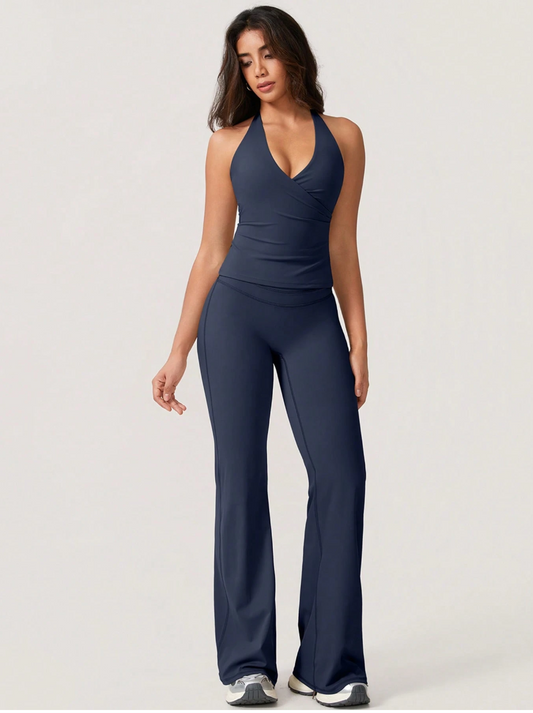 CONJUNTO CON ESCOTE HALTER Y PANTALON ACAMPANADO